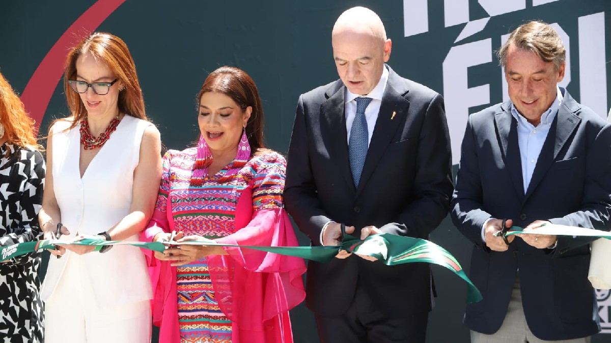 Invitados cortan el listón de la exposición Álbum Épico