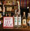 Una tienda en México con algunas bebidas alcohólicas sobre le mostrador