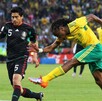 Juan Osorio en el gol de Thabalala para Sudáfrica en el partido inaugural del 2010.