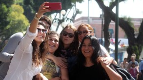 Miles de fieles se congregan frente a la Catedral de Puebla para acompañar el inicio de la Procesión de Viernes Santo | Es Imagen