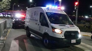 Camioneta sale del Estadio Banorte, tras la muerte de un aficionado en el inmueble.