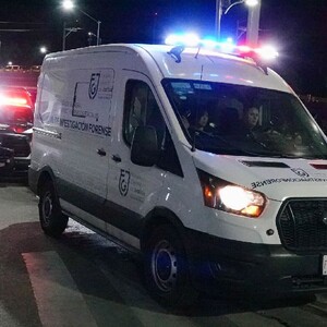 Camioneta sale del Estadio Banorte, tras la muerte de un aficionado en el inmueble.