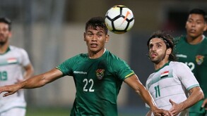 Jugadores de la Selección de Bolivia e Irak en un partido amistoso en 2018.