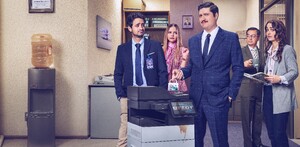 En la nueva serie de Prime Video aparecen varias escenas en las que se detecta la violación de derechos laborales por parte del dueño de la empresa.