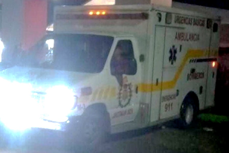 Ambulancia de Michoacán con las luces altas encendidas en medio de la noche