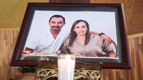 Fotografía de una pareja junto con una veladora.