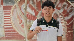 Joven con su beca Jóvenes Escribiendo el Futuro en abril de 2026.