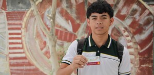 Joven con su beca Jóvenes Escribiendo el Futuro en abril de 2026.