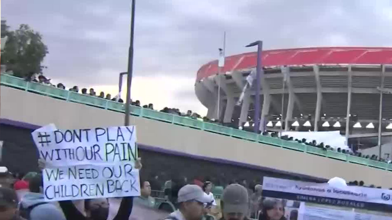 El partido entre México y Portugal en la reapertura del Estadio Banorte estuvo marcado por caos vial y largas filas, afectando a aficionados en los accesos.