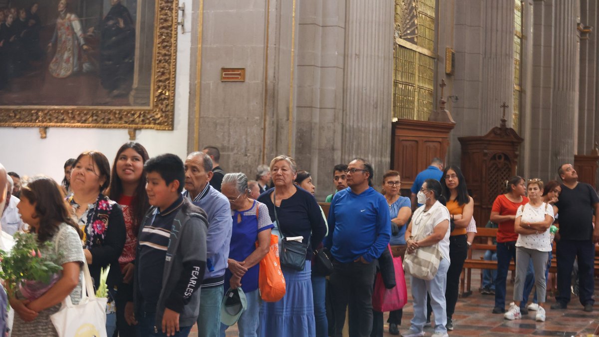 Feligreses formados para entrar a la Catedral por la Jornada Penitencial de Semana Santa