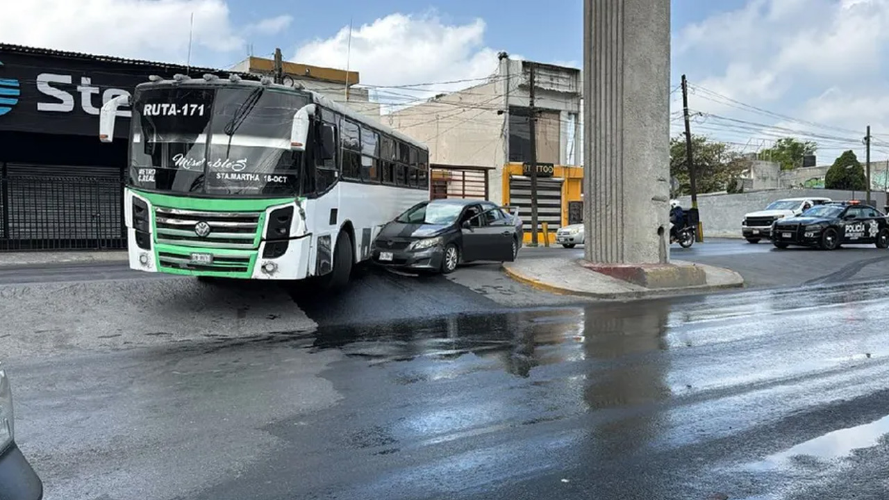 Un choque entre un automóvil y un camión de la Ruta 171 en la colonia Loma Linda, Monterrey, generó movilización de cuerpos de emergencia.