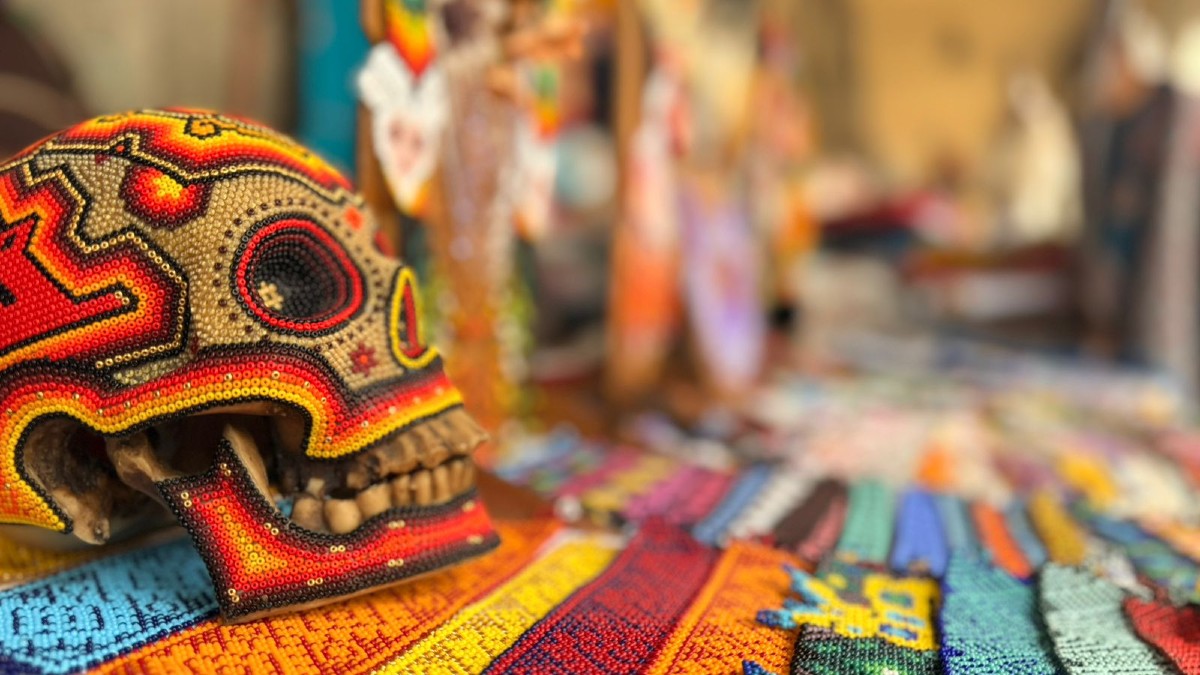 Coloridas piezas wixárikas elaboradas con chaquira atraen a visitantes.