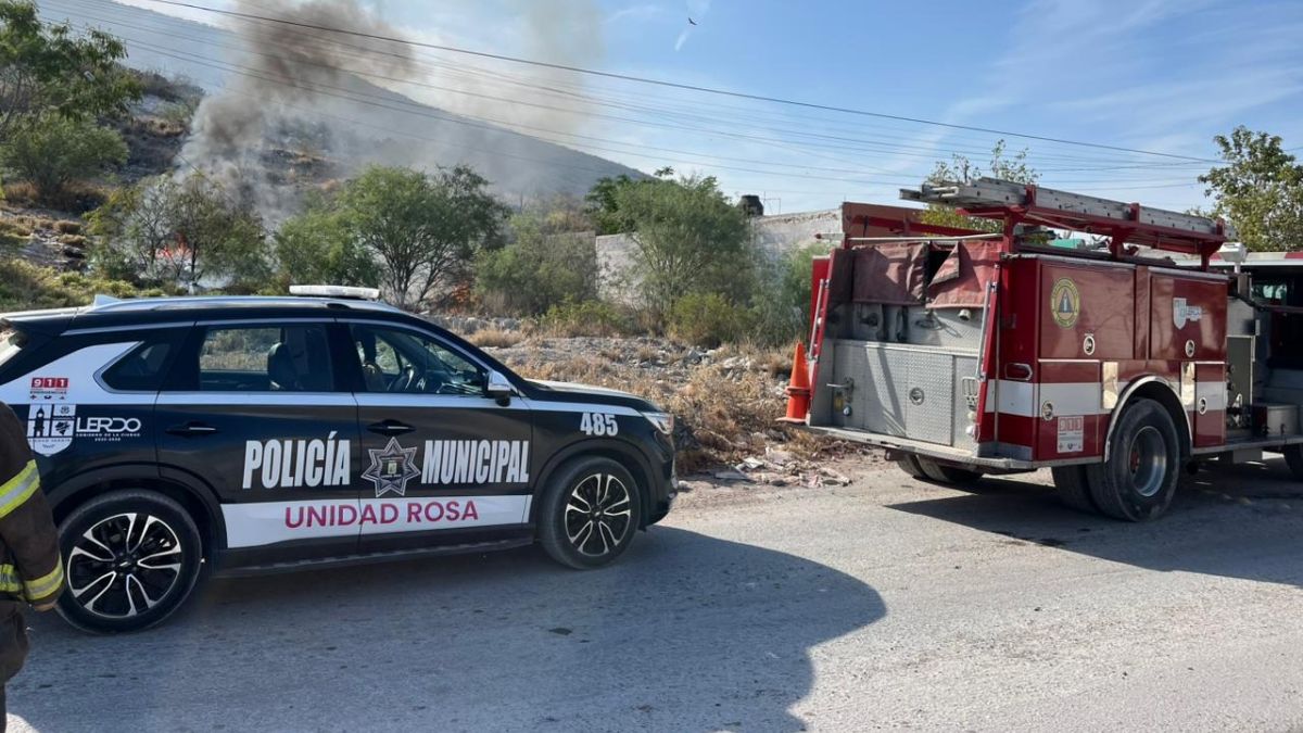 La densa columna de humo generada por la quema de maleza en el sector "Los Pozos" afectó la visibilidad y el medio ambiente en la colonia San Isidro d