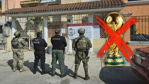 Policías formados afuera de una vivienda, junto a la imagen de una copa del mundo tachada.