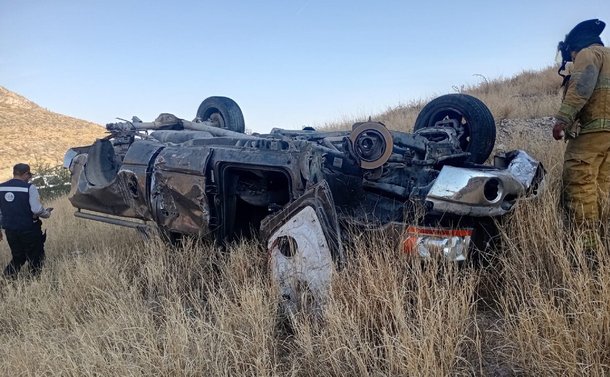 Carro volcado y destruido tras lamentable accidente.