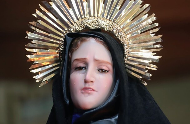 Fieles perciben lágrimas en la Virgen de los Dolores de San Mateo Atenco.