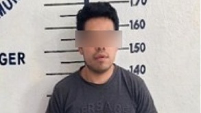 Imagen de un hombre asegurado en Cholula presentado ante las autoridades.