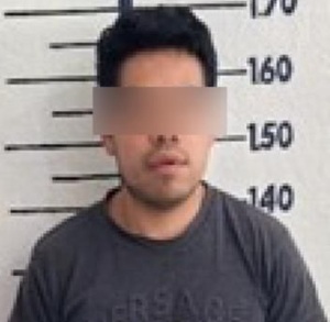 Imagen de un hombre asegurado en Cholula presentado ante las autoridades.