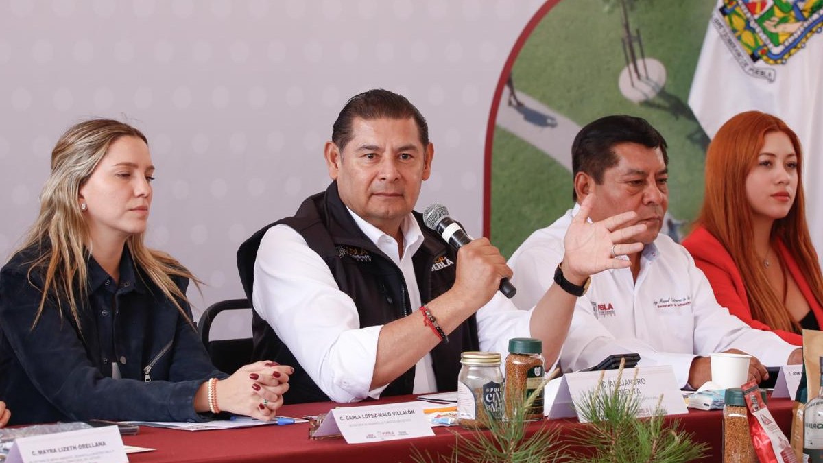 el gobernador alejandro armenta en una mesa de dialogo por la transformación del parque flor del bosque