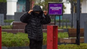 Continúa la alerta amarilla por bajas temperaturas y fuertes lluvias en la Ciudad de México.