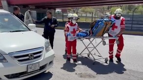 Se observa una camilla, una persona que está ahí, unos paramédicos de la CRuz Roja.