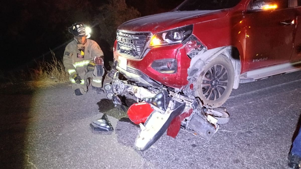 Camioneta encima de la motocicleta