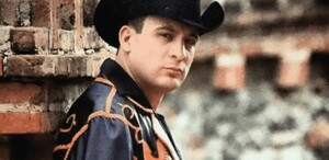 Valentín Elizalde en photoshoot.