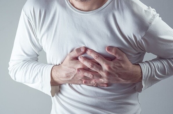 Hombre con infarto al miocardio