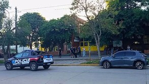 En un acontecimiento que paralizó a Argentina, un estudiante de 15 años desató un tiroteo con un rifle, matando a un compañero y lesionando a otros dos.