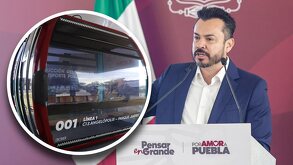 Hombre joven de traje hablando junto ante un micrófono; junto, una imagen de un cablebús.