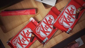 Luego de confirmarse el cuantioso robo de 12 toneladas de chocolates, la marca KitKat tuvo una peculiar respuesta al incidente por medio de sus redes sociales.