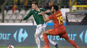 Héctor Herrera disputando un balón con Dembelé en un México vs Bélgica.