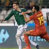 Héctor Herrera disputando un balón con Dembelé en un México vs Bélgica.