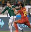 Héctor Herrera disputando un balón con Dembelé en un México vs Bélgica.