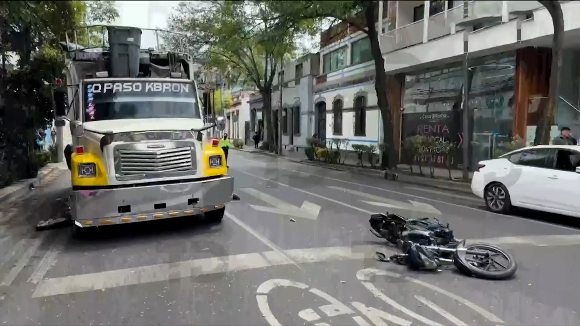 Un motociclista de 35 años murió tras quedar debajo de un camión de basura en la colonia Roma. Autoridades de la CdMx acordonan Monterrey y Guanajuato.