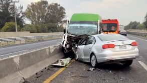 Auto impactado contra combi en el Circuito Exterior Mexiquense.