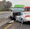 Auto impactado contra combi en el Circuito Exterior Mexiquense.