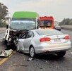 Auto impactado contra combi en el Circuito Exterior Mexiquense.