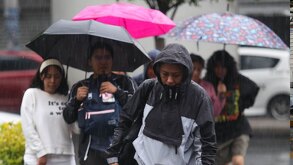 Personas con paraguas durante lluvia en CdMx en marzo 2026