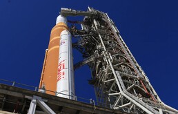 Nave espacial de la NASA despegando para una misión de reconocimiento del programa Artemis