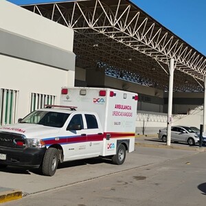 Ambulancia en color blanca a las afueras de un hospital