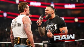 Roman Reigns encarando a CM Punk en WWE Raw.