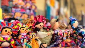 Textiles, muñecas y dulces típicos forman parte de la oferta cultural.