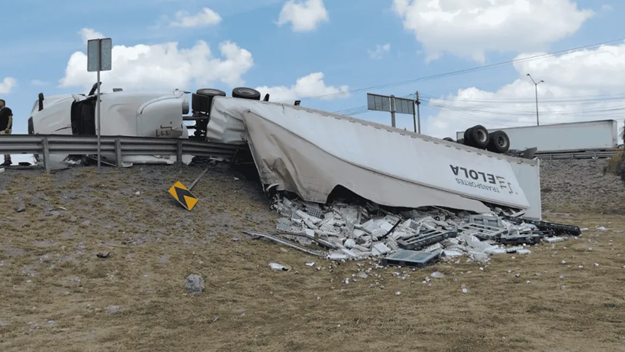 Un tráiler con 20 toneladas de latas de chile se volcó en Apodaca, provocando afectaciones viales en la carretera Santa Rosa.