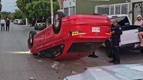 Un conductor alcoholizado protagonizó múltiples choques contra varios vehículos estacionados en Tlaquepaque; terminando volcado en la vía pública.
