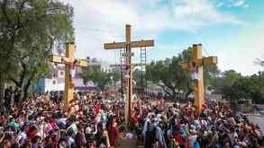Miles de personas provenientes de todo el país y diversas partes del mundo, asistieron a la representación del Viacrucis en calles de la alcaldía Iztapalapa.