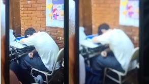 Joven sentado en una butaca en salón de clases