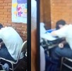 Joven sentado en una butaca en salón de clases
