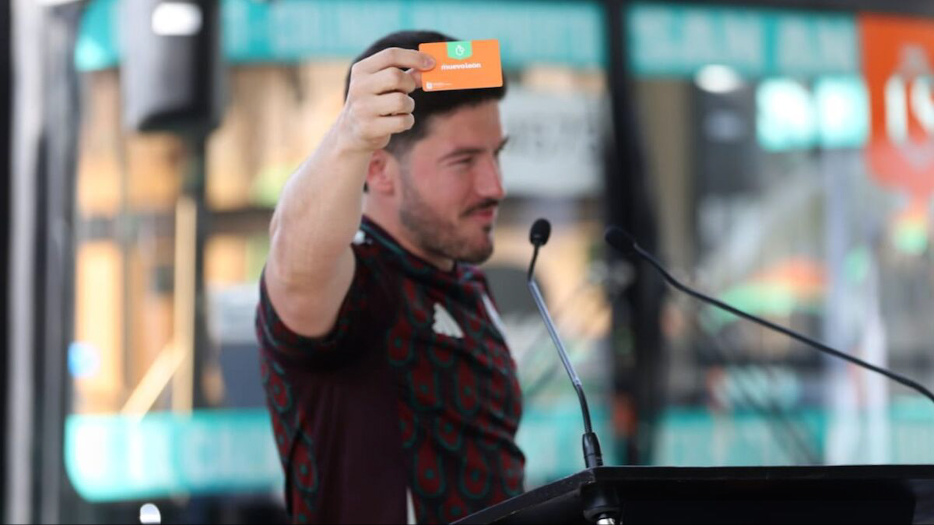 El gobernador Samuel García entregó 28 camiones para la Ruta 41 y anunció que Nuevo León tiene 4,000 unidades nuevas, superando a la CdMx.