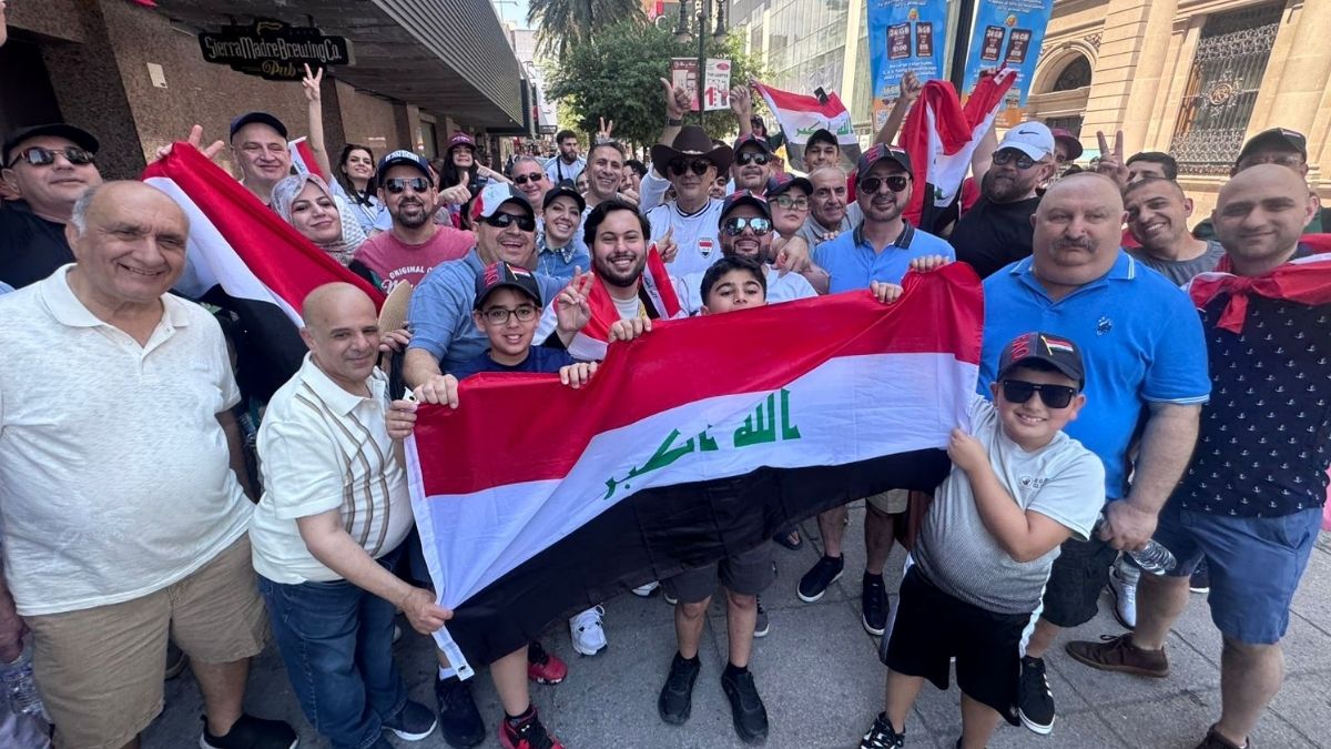Seguidores iraquíes invaden el centro de Monterrey con cánticos y banderas; aseguran que 'la ciudad es bella' y se declaran fans de los tacos de trompo.